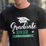 Camiseta Graduación de la familia de nombres personalizados<br><div class="desc">Celebra tu año de graduación con esta moderna camiseta con una tipografía contemporánea "Graduate 20XX" en blanco y verde decorada con una gorra de graduación con un tapete verde; personalizar fácilmente esta camiseta con tu año de graduación y nombre editando los campos de plantilla. Esta camiseta es parte de nuestra...</div>