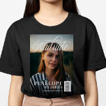 Camiseta Graduación de la Revista Graduate Script Photo<br><div class="desc">Pon tu graduación en la portada de su propia elegante portada personalizada con nuestra divertida camiseta de graduación inspirada en la revista. El diseño presenta un diseño fotográfico completo para mostrar la foto del graduado. El "Graduado" se encuentra en un guión elegante. Personalice con el nombre del graduado, su apellido,...</div>
