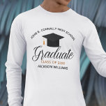 Camiseta Graduación de personalizado 2023 Graduado Larga Ma<br><div class="desc">Esta moderna camiseta de manga larga de personalizado de graduación senior presenta tipografía negra de moda bajo el nombre de tu escuela secundaria o universidad para la clase de 2023. Personalizar con tu nombre y año bajo el adorable guión cursivo que lee graduados por un gran conservador moderno de graduación....</div>