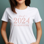 Camiseta Graduación de Personalizado Rosa de Oro 2022<br><div class="desc">Personalice esta camisa de graduación de la clase personalizado 2022 para su graduación! El diseño de camisetas de dos caras presenta texto de color dorado rosa con el año de clase del graduado y el nombre de la escuela en la parte delantera / el nombre del graduado en escritura en...</div>