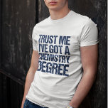 Camiseta Graduación de Química Graduada Humor Chem Graduado<br><div class="desc">Créeme,  tengo un título de química. Un gracioso regalo de graduación química para un científico que trabaja con el estudio de la materia y los experimentos. Un buen graduado de ciencias presente en azul.</div>