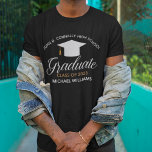Camiseta Graduación de secundaria de personalizable negro<br><div class="desc">Esta moderna camiseta de personalizado de grado superior presenta tipografía negra de moda bajo un nombre de escuela secundaria o universidad para la clase de 2025. Personalizar con su nombre y año bajo la encantadora caligrafía para un gran tee de graduación. Mantén el don de los mayores.</div>