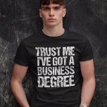 Camiseta Graduación divertida de la Escuela de Negocios MBA<br><div class="desc">Créeme,  tengo un título de negocios. Un regalo de humor para graduación para un graduado que obtuvo un máster en administración de negocios de una universidad o universidad. Una cita graciosa de un hombre de negocios,  una mujer de negocios o un hombre de negocios.</div>