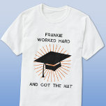 Camiseta Graduación divertida personalizada<br><div class="desc">Trabajé duro,  conseguí al gorra. Haz tu sonrisa favorita de graduado con esta lengua humorística en diseño mejicano. Cambie el nombre a personalizar. Ideal para un graduado,  o para amigos y parientes que muestren apoyo por todo su trabajo duro en la escuela,  universidad o universidad.</div>