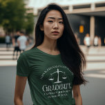 Camiseta Graduación en la Facultad de Derecho Blanco y Verd<br><div class="desc">Esta camiseta de graduación de la escuela de derecho verde personalizado presenta tipografía blanca para una clase de graduado en 2024. Personalizar con tu año de graduación bajo la escala de la justicia por un gran concurso de abogados conmemorativo personalizado para su universidad.</div>