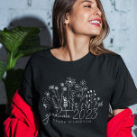 Camiseta Graduado lindo florecimiento de la flor silvestre<br><div class="desc">La elegante camiseta retro-flor silvestre moderna de graduación es el complemento perfecto para su armario. Este moderno y elegante hotel cuenta con un bonito diseño veraniego de flores silvestres, con magníficas flores ilustradas y pétalos botánicos delicados que florecen en todas las direcciones. El estilo moderno retro añade un toque nostálgico...</div>