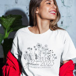 Camiseta Graduado lindo florecimiento de la flor silvestre<br><div class="desc">La elegante camiseta retro-flor silvestre moderna de graduación es el complemento perfecto para su armario. Este moderno y elegante hotel cuenta con un bonito diseño veraniego de flores silvestres, con magníficas flores ilustradas y pétalos botánicos delicados que florecen en todas las direcciones. El estilo moderno retro añade un toque nostálgico...</div>
