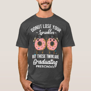 Camiseta Graduando a gemelos divertidos Graduación Preescol