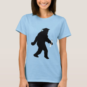 Camiseta Graduation Sasquatch with Grad Cap