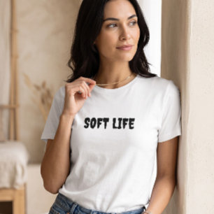 Camiseta gráfica blanca con estética de vida suave