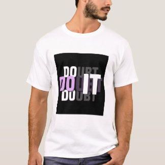 Camiseta gráfica blanca de media manga con el text