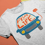 Camiseta Gráfica de coche eléctrico azul de duración de con<br><div class="desc">¿Enciendes tu auto eléctrico de forma rutinaria para recargarlo? Entonces estás viviendo la vida de las clavijas, seguro. El bonito diseño de este gráfico muestra un ilustracion de un auto eléctrico azul con el mensaje "Plug Life" escrito en el parabrisas. Hace un gran regalo para los orgullosos propietarios de vehículos...</div>