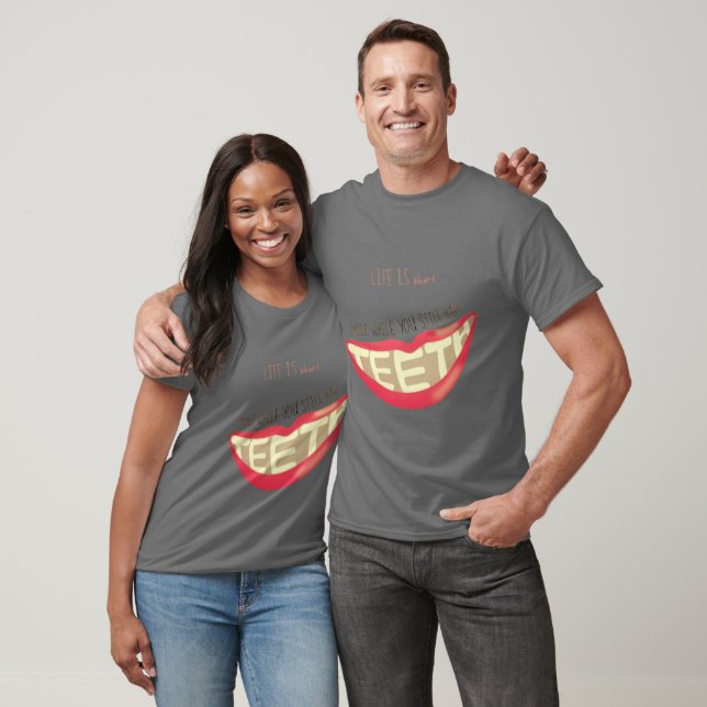 Camiseta gráfica de estilo cómic retro con texto e (Unisexo)