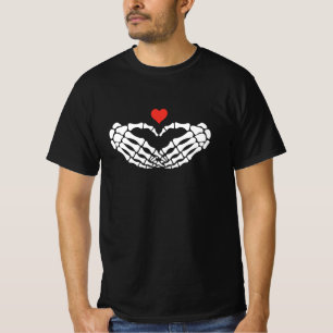 Camiseta gráfica de manos con corazón de esqueleto