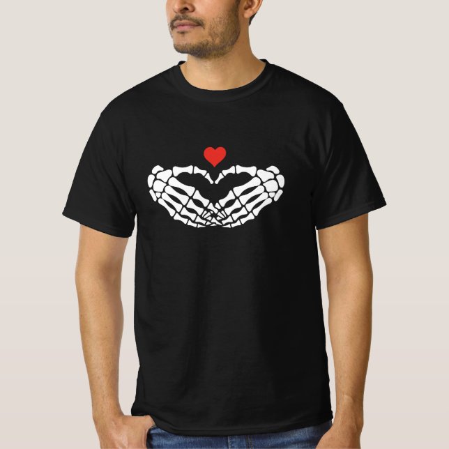 Camiseta gráfica de manos con corazón de esqueleto (Anverso)