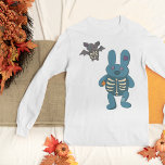 Camiseta Gráfica de Skeleton Rabbit y Bat Cute Halloween<br><div class="desc">Ilustraciones de lindos animales rellenos con partes de su esqueleto mostrando son la manera perfecta de entrar en el espíritu de Halloween. Este gráfico de manga larga presenta ilustraciones de un conejo y un murciélago lindos.</div>