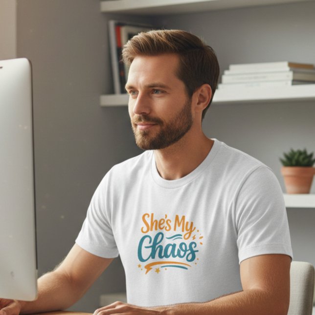 Camiseta Gráfica "Ella es Mi Caos" (Subido por el creador)