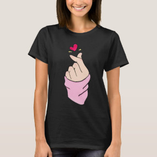 Camiseta gráfica minimalista con corazón de dedos