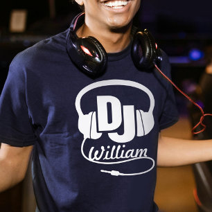 Camiseta gráfica oscura con auriculares y nombre d