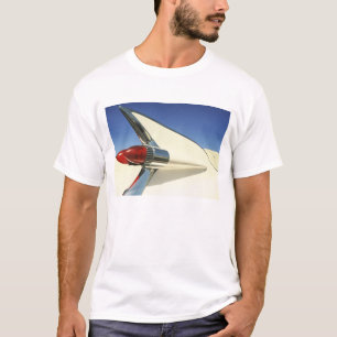 Camiseta Gráfica: Primer plano de aleta y luz trasera en