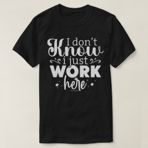 Camiseta Gráfica Sarcástica - Solo Trabajo Aquí Ca