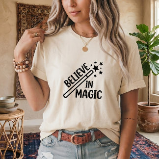 Camiseta gráfica unisex 'Cree en la magia'
