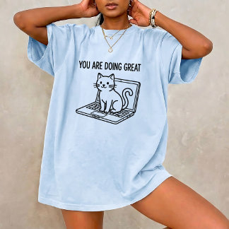 Camiseta gráfica unisex de gato trabajador 'Estás