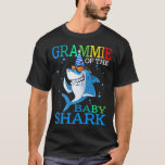 Camiseta GRAMIE Del Bebé Shark Birthday Brother Shark S<br><div class="desc">Tiburón de cumpleaños,  tiburón de cumpleaños,  niño de cumpleaños,  tiburón Chica de cumpleaños,  tiburón que coincide con la familia,  tiburón,  chiflada del bebé tiburón de cumpleaños hermano tiburón</div>