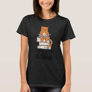 Camiseta Grammar Kitten corrige suavemente a profesor de in