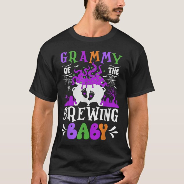 Camiseta Grammy Of The Brewing Baby Grandma To Be Halloween (Anverso)