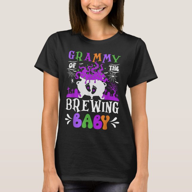 Camiseta Grammy Of The Brewing Baby Grandma To Be Halloween (Anverso)