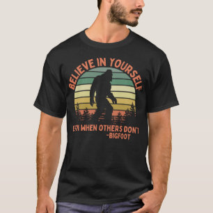 Camiseta Gran Famosa Creencia En Usted Mismo Sasquatch Moti