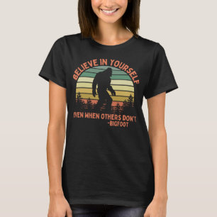 Camiseta Gran Famosa Creencia En Usted Mismo Sasquatch Moti