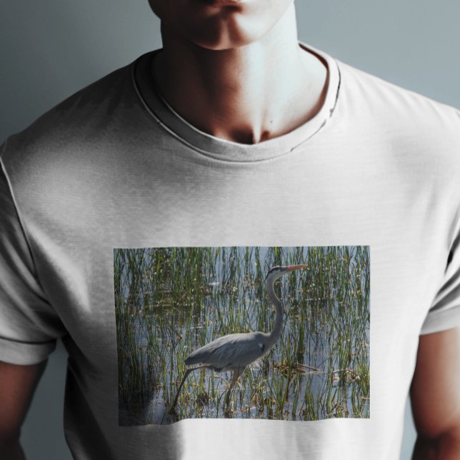 Camiseta Gran foto de garza azul (A beautiful photograph of a Great Blue Heron bird on a shirt)