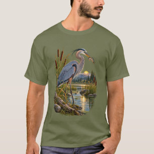 Camiseta Gran garza azul pescando en la escena del humedal