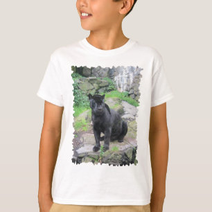 Camiseta Gran gato negro de jaguar sentado en el rock