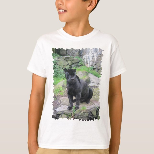 Camiseta Gran gato negro de jaguar sentado en el rock (Anverso)