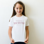 Camiseta Gran hermana diversión deportiva personalizada ros<br><div class="desc">Diseñado para coordinarse con la colección de duchas para bebés Lea Delaveris Design, esta camisa deportiva de hermana mayor es un regalo perfecto para un nuevo hermano. Es genial para anunciar un recién nacido o para cuando nace el pequeño hermano. Este diseño de camisetas deportivo incluye un "nombre de equipo"...</div>