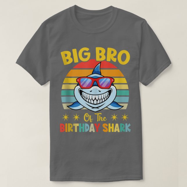 Camiseta Gran Hermano De La Litta De Cumpleaños De La Famil (Diseño del anverso)