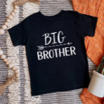 Camiseta Gran Hermano | Familia de hermanos coincidentes<br><div class="desc">Prendas impresas personalizados personalizadas con el gráfico "Gran Hermano" en fuentes modernas de moda con un diseño de flecha boho. Perfecto para una foto de invitación de embarazo o un regalo para hermanos mayores cuando llega el recién nacido! Utilice las herramientas de diseño para editar los colores o añadir su...</div>