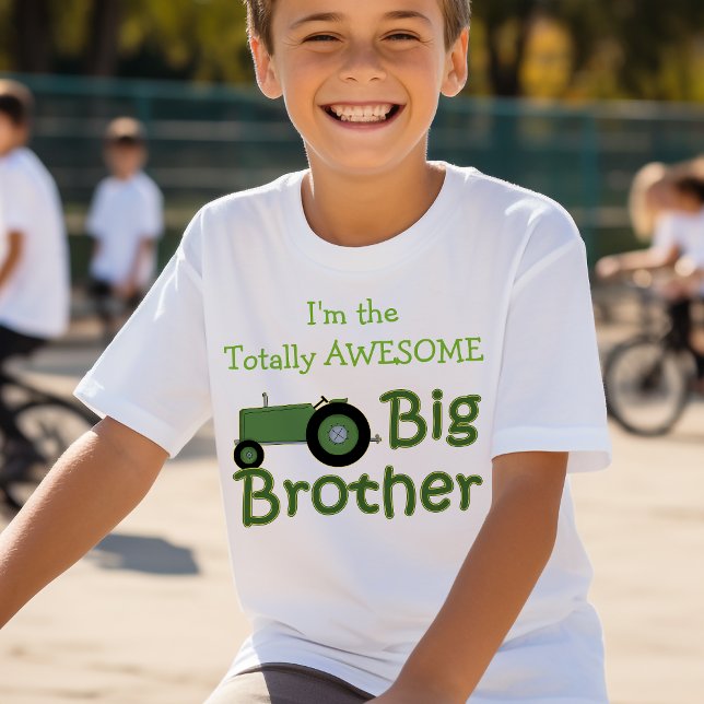Camiseta Gran Hermano Verde, totalmente despiadado (Totally AWESOME Big Brother Green Tractor Personalized T-Shirt)
