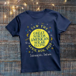 Camiseta Gran Personalizado del Eclipse Solar Norteamerican<br><div class="desc">El 8 de abril de 2024, un eclipse solar total será visible en gran parte de Estados Unidos, México y Canadá. Si planeas celebrar este emocionante evento con un divertido fiesta de visualización, estas camisetas conmemorativas personalizadas son perfectas para ti. El texto dice "Vi el Gran Eclipse Solar Norteamericano el...</div>