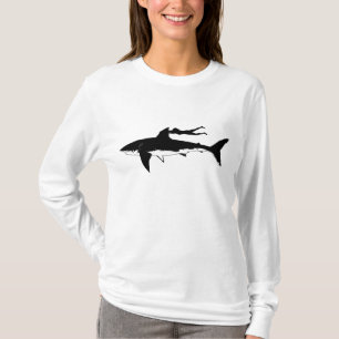 Camiseta Gran tiburón blanco que se desliza - en fondo
