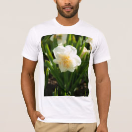 Camiseta Grandes narcisos blancos en un día de primavera 