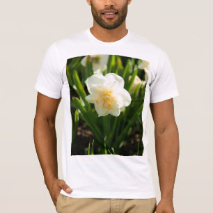 Camiseta Grandes narcisos blancos en un día de primavera 