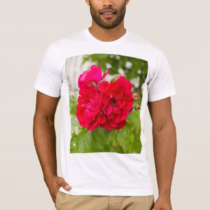 Camiseta Grandes rosas rojas en el jardín