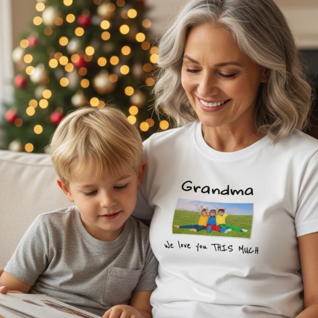 Camiseta Grandma We Love You This Much Photo Christmas Gift (Subido por el creador)