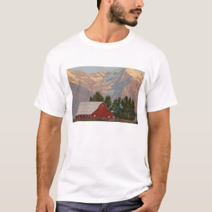Camiseta Granero rojo brillante contra las montañas Mission