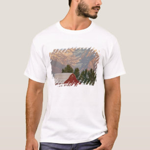 Camiseta Granero rojo brillante contra las montañas Mission