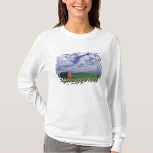Camiseta Granero rojo en campo de trigo y cebada en Whitman